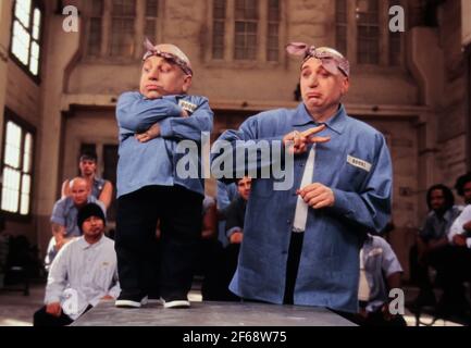 Verne Troyer, Mike Myers, 'Austin Powers in Goldmember' (2002). Photo Credit: Melinda sue Gordon/New Line Cinema/THA. Riferimento file n. 34082-1210THA Foto Stock