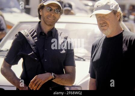 Produttore Jerry Bruckheimer, regista Ridley Scott, "Black Hawk Down" (2002). Photo Credit: Sidney Baldwin/Sony Pictures releasing/THA. Riferimento file n. 34082-1223THA Foto Stock