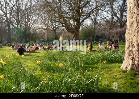 la folla si è riunita al st james park all'allentamento di blocco Foto Stock