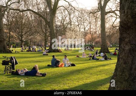 la folla si è riunita al st james park all'allentamento di blocco Foto Stock