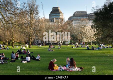 la folla si è riunita al st james park all'allentamento di blocco Foto Stock