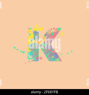 Lettera K con macchie miste multicolore di vernice rosa, gialla, blu, turchese su fondo di pesca. Design per striscioni, volantini, etichette, decorazioni, posta Illustrazione Vettoriale