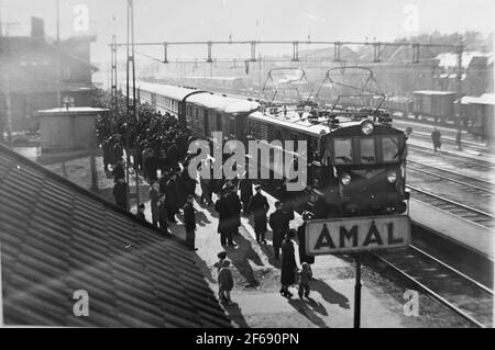 La stazione di Åmår è stata inaugurata nel 1879. La Stationhouse era inizialmente un edificio a due piani in mattoni. Nel 1910 e negli anni trenta, o fu modernizzato Statationshuset. Il primo treno elettrico arriva alla stazione. SJ D 202. La locomotiva è stata fabbricata nel 1933 da ASEA. Demolito nel 1979 a Vislanda. Foto Stock