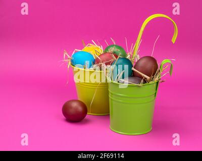 Pasqua luminosa ancora vita su sfondo rosa. Foto Stock