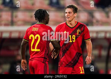 LEUVEN, BELGIO - MARZO 30: Jeremy Doku del Belgio e Dennis Praet del Belgio celebrano uno dei goal belgi durante la Coppa del mondo FIFA 2022 Qatar Foto Stock