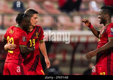 LEUVEN, BELGIO - MARZO 30: Jeremy Doku del Belgio e Dennis Praet del Belgio celebrano uno dei goal belgi durante la Coppa del mondo FIFA 2022 Qatar Foto Stock