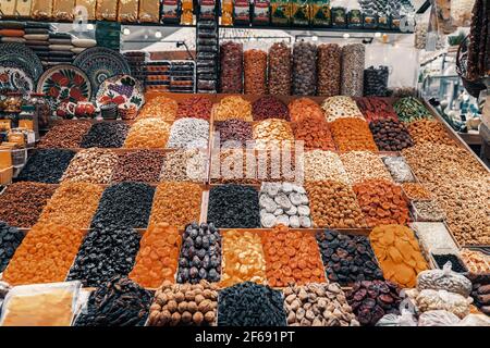 Ricco assortimento di frutta secca e frutta secca al banco del mercato all'ingrosso. Alimentazione sana, dolci vegetariani. Vitamine naturali. Cibo sfondo Foto Stock