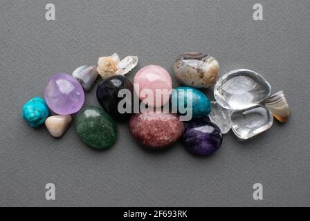 Gemme tumbled di vari colori. Ametista, quarzo rosa, agato, apatite, aventurina, cristallo di roccia, turchese. Foto Stock