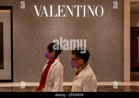 Hong Kong, Cina. 30 Marzo 2021. Azienda italiana di abbigliamento di moda Valentino negozio visto a Hong Kong. (Foto di Budrul Chukrut/SOPA Images/Sipa USA) Credit: Sipa USA/Alamy Live News Foto Stock