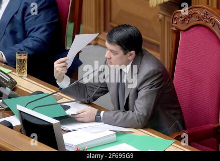 Non esclusivo: KIEV, UCRAINA - 30 MARZO 2021 - il Presidente Dmytro Razumkov partecipa a una seduta straordinaria del parlamento ucraino, capitale di Kiev Foto Stock