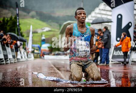 Selemon Barega vincitrice, sul pavimento pieno di fango e di ringraziamento a Dio.questa foto è stata premiata come la migliore foto dell'anno dal World Athletics Foto Stock