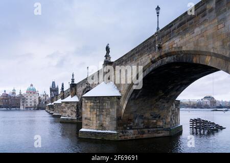 Vista dal basso angolo del Ponte Carlo in inverno, Praga, Repubblica Ceca Foto Stock