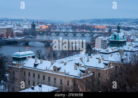 Ponti sul fiume Moldava al crepuscolo visto dal parco Letna in inverno, Praga, Repubblica Ceca Foto Stock