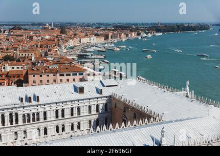 Vista sul Mar mediterraneo attraverso lo skyline di Venezia Foto Stock