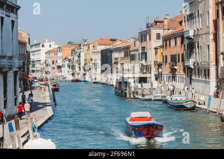 Chiatta sul Canal Grande Venezia Foto Stock