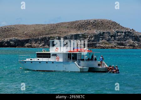 caravelas, bahia / brasile - 22 ottobre 2012: catamara modello nave è visto nelle acque del Parque Marinho dos Abrolhos nella città di Caravelas, in Foto Stock