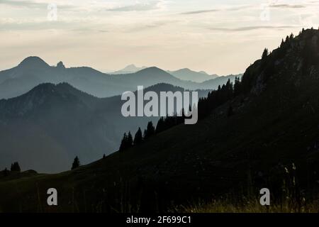 Tramonto panorama di montagna vista dal monte Rotwand in Baviera, Germania Foto Stock