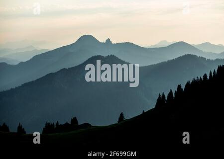 Tramonto panorama di montagna vista dal monte Rotwand in Baviera, Germania Foto Stock