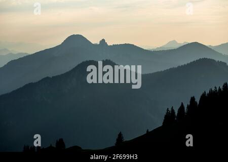 Tramonto panorama di montagna vista dal monte Rotwand in Baviera, Germania Foto Stock