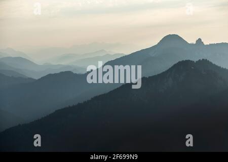 Tramonto panorama di montagna vista dal monte Rotwand in Baviera, Germania Foto Stock