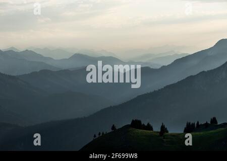 Tramonto panorama di montagna vista dal monte Rotwand in Baviera, Germania Foto Stock