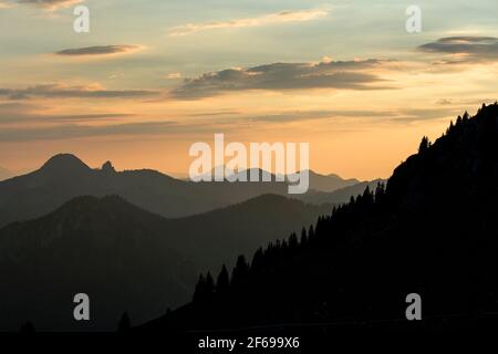 Tramonto panorama di montagna vista dal monte Rotwand in Baviera, Germania Foto Stock