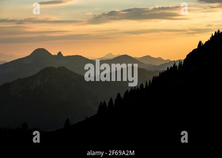 Tramonto panorama di montagna vista dal monte Rotwand in Baviera, Germania Foto Stock