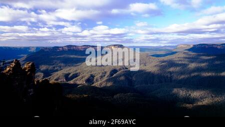 Vista panoramica sulla Jamison Valley da tre sorelle si affacciano, il Parco Nazionale Blue Mountains, Nuovo Galles del Sud, Australia Foto Stock