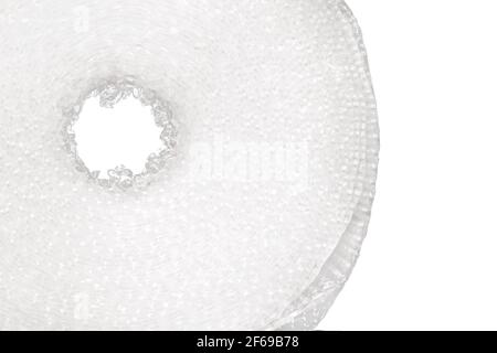 Rotolo di pellicola bianca di cellophane a bolle d'aria, confezionamento con bolle d'aria in primo piano isolato su fondo bianco. Foto Stock