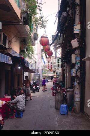 2019-11-10 / ho Chi Minh City, Vietnam - scena della vita quotidiana. Vicolo stretto in una zona povera della città. Foto Stock