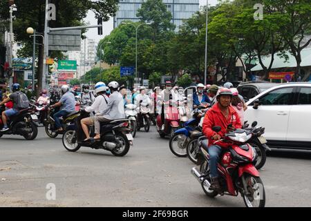 2019-11-10 / ho Chi Minh City, Vietnam - scena urbana nell'ora di punta. Le motociclette inondano il traffico caotico della città. Foto Stock