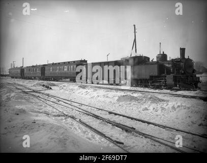 Locomotiva da diporto 14. Locomotiva a vapore con treno passeggeri. Carrelli: Divertimento F 236, Sommario BC0 10, piacere C0 6? La commissione ha ordinato alla Ing Åkerman, ASEA. Il dispositivo di posizionamento del vapore è stato prodotto nel 1915 da Nohab, numero di fabbricazione 1075. 1950 è stato venduto alle ferrovie dello stato e permesso SJ S20P 3168. È stato demolito nel 1960. Foto Stock