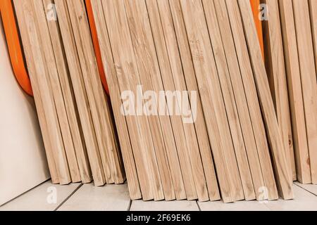 Assortimento di pannelli in legno nel negozio, materiali per tavole da costruzione. Foto Stock