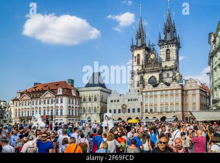La Piazza della Città Vecchia di Praga con vista sulle guglie della Chiesa di nostra Signora prima di Týn, capitale di Praga, Repubblica Ceca Foto Stock