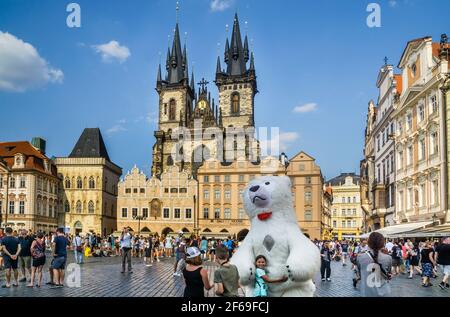La Piazza della Città Vecchia di Praga con vista sulle guglie della Chiesa di nostra Signora prima di Týn, capitale di Praga, Repubblica Ceca Foto Stock