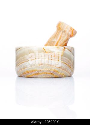 Closeup mortaio marmo e pestello isolato su sfondo bianco . Foto Stock