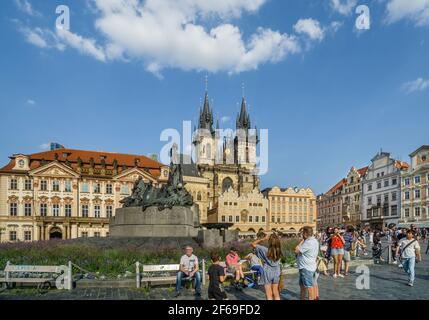 La Piazza della Città Vecchia di Praga con il Memoriale Jan Hus, capitale di Praga, Repubblica Ceca Foto Stock