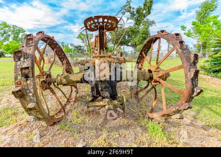 Vecchio trattore arrugginito Foto Stock