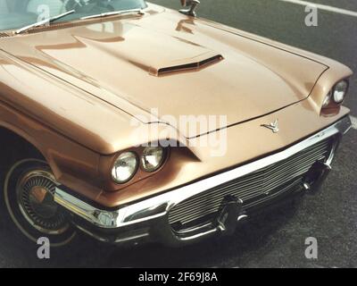 Gold 1959 Ford Thunderbird front end Foto Stock