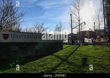 Philadelphia, Stati Uniti. 30 Marzo 2021. I manifestanti che chiedono l'Università della Pennsylvania e Drexel University pagano i piloti al Philadelphia School District marzo dopo l'ingresso all'Università della Pennsylvania durante la marcia per i piloti. Credit: Kylie Cooper/Alamy Live News Foto Stock