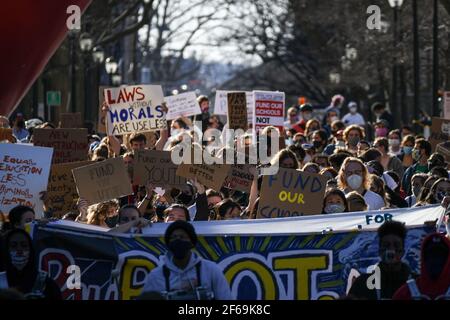 Philadelphia, Stati Uniti. 30 Marzo 2021. I dimostranti scesciano lungo la Locust Walk dell'Università della Pennsylvania durante la marcia per i piloti, chiedendo che l'Università della Pennsylvania e Drexel University effettuino pagamenti al posto delle tasse al Philadelphia School District. Credit: Kylie Cooper/Alamy Live News Foto Stock