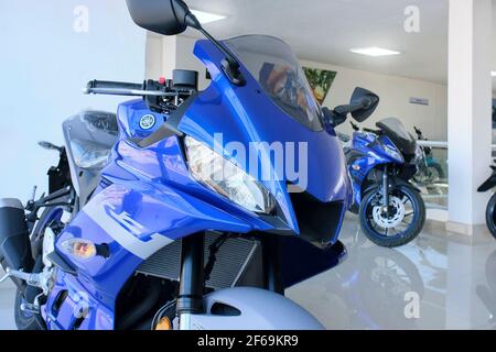 Lima, Perù - 30 marzo 2021: Negozio di moto Yamaha, Yamaha R3 v2 abs Foto Stock