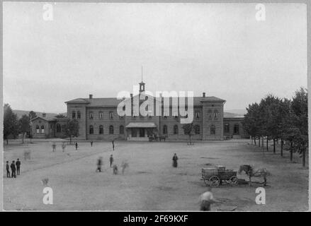 La stazione di Arvika è stata inaugurata nel 1867. La casa della stazione è stata progettata dall'architetto gelable. Stationhouse dal lato della strada. Foto Stock