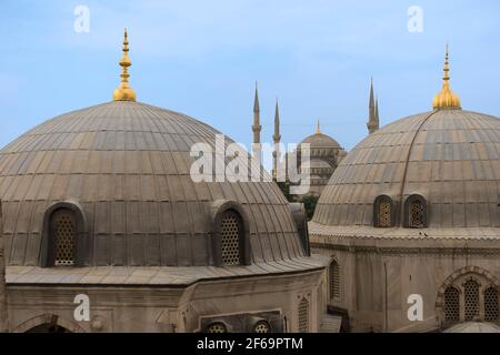 Cima della Moschea Blu vista da Hagia Sophia, Istanbul, Turchia Foto Stock