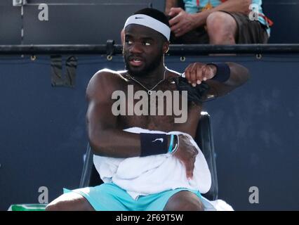 Miami Gardens, Stati Uniti. 30 Marzo 2021. Frances Tiafoe dagli Stati Uniti riceve il trattamento dal personale medico del torneo durante la sua partita con Daniil Medvedev dalla Russia nel quarto round del Miami Open all'Hard Rock Stadium di Miami Gardens, Florida, martedì 30 marzo 2021. Foto di Gary i Rothstein/UPI Credit: UPI/Alamy Live News Foto Stock