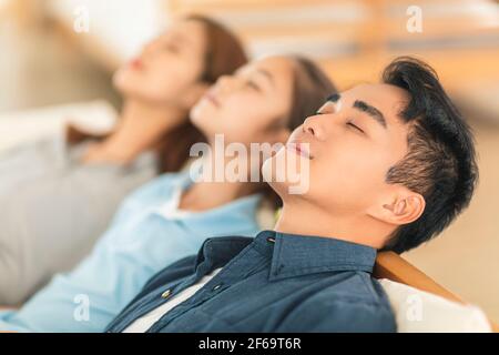 la famiglia gode di un tranquillo riposo respirando aria fresca a casa comodo divano Foto Stock