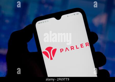 Brasile. 30 Marzo 2021. In questa illustrazione fotografica viene visualizzato il logo Parler sullo smartphone. (Foto di Rafael Henrique/SOPA Images/Sipa USA) Credit: Sipa USA/Alamy Live News Foto Stock