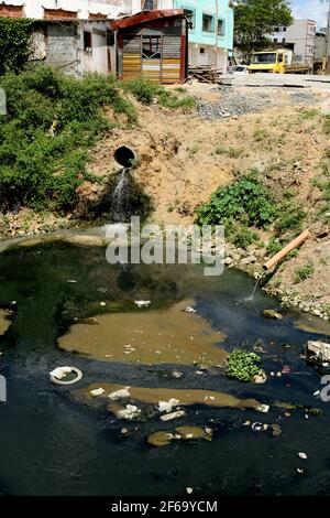 itabuna, bahia / brasile - 23 aprile 2012: La rete fognaria domestica si vede riversarsi in un torrente nella città di Itabuna, nel Bahia meridionale. Foto Stock