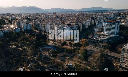 Fotografia aerea della baia di Antalya nella città di Antalya dal punto più alto del drone volare in giornata di sole in Turchia. Foto di alta qualità Foto Stock