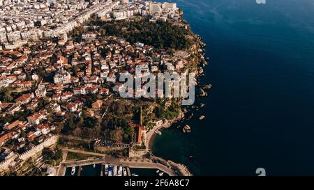 Fotografia aerea della baia di Antalya nella città di Antalya dal punto più alto del drone volare in giornata di sole in Turchia. Foto di alta qualità Foto Stock